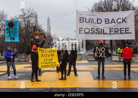 Washington, DC, USA, 11. Februar 2021. Im Bild: Demonstranten zeigen Banner und Schilder im Weißen Haus, dem Ziel der Build Back Fossil Free Kundgebung und des marsches, gesponsert von Shuntdown DC. Die Veranstaltung forderte Präsident Biden auf, den Bau von Ölpipelines einzustellen, das Fracking von Erdgas zu beenden und die amerikanische Wirtschaft ohne fossile Brennstoffe wieder aufzubauen. Kredit: Allison C Bailey/Alamy Live Nachrichten Stockfoto