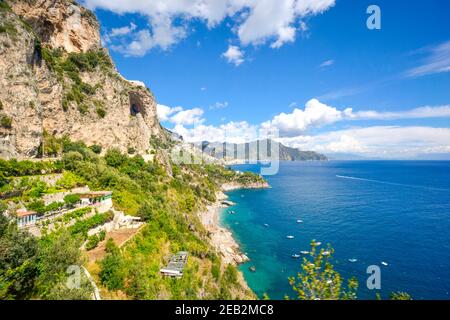 Die zerklüftete Küste Süditaliens entlang der Amalfiküste mit Stränden, Booten, Höhlen und Bergen, in der Nähe von Sorrent und Amalfi. Stockfoto