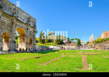 Touristen besuchen das Forum Romanum und der Triumphbogen des Konstantin und Arch von Titus in Aussicht in Rom, Italien. Stockfoto