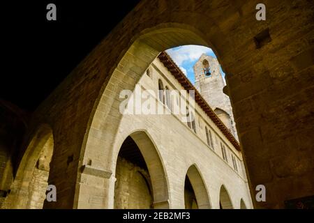 Der Glockenturm des Papstpalastes in der mittelalterlichen Stadt Avignon, Frankreich, in der Provence. Stockfoto