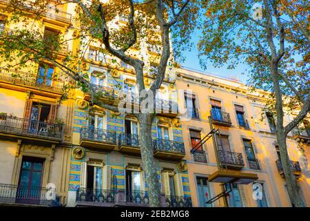 Farbenfrohes Gebäude mit dekorierten Mayolica- und Panot-Fliesen entlang der Ramblas in Barcelona Spanien. Stockfoto