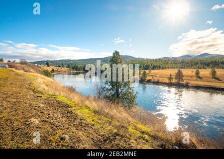 Malerischer Blick auf den Spokane River, der durch die Stadt Post Falls Idaho fließt, in der Nähe des Corbin Park und der Pleasant View Prairie. Stockfoto