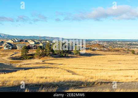 Eine neue Unterteilung wird auf einem Hügel in Liberty Lake mit Sprague Avenue und Innenstadt Spokane Washington im Blick hinter gebaut. Stockfoto
