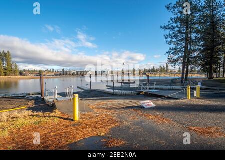 Die geschlossene Bootsrampe und Start im Q'emiln Park entlang des Spokane River in Post Falls, Idaho, USA, im Winter. Stockfoto