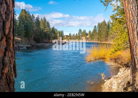 Landschaftlich schöner Blick auf den Spokane River vom öffentlichen Corbin Park, der durch die ländliche Stadt Post Falls, Idaho, USA, fließt. Stockfoto