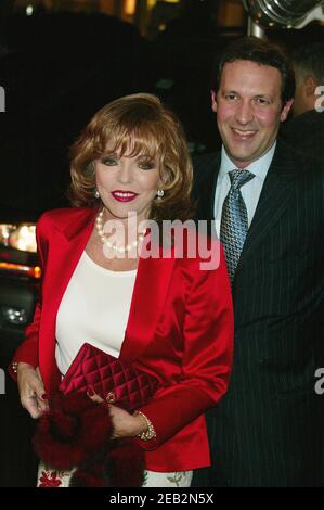 Joan Collins und ihr Mann Percy Gibson kommen am 6. November 2003 bei der Uraufführung von 'Love actually' im Ziegfeld Theater in New York City an. Foto: Henry McGee/MediaPunch Stockfoto