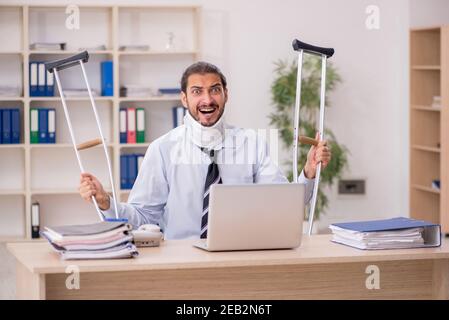 Junger Mann nach Unfall im Büro arbeiten Stockfoto