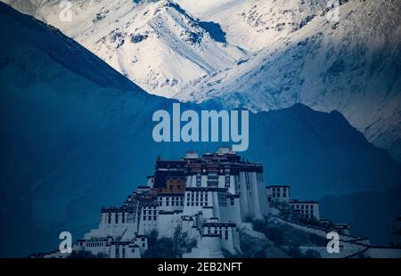 Peking, China. Februar 2021, 11th. Das am 11. Februar 2021 aufgenommene Foto zeigt eine Schneelandschaft des Potala-Palastes in Lhasa, der Autonomen Region Tibet im Südwesten Chinas. Quelle: Purbu Zhaxi/Xinhua/Alamy Live News Stockfoto