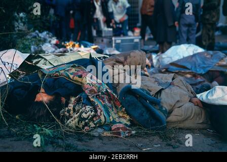 1993 russische Verfassungskrise. Leichen von Menschen, die während des Konflikts im Russischen Weißen Haus getötet wurden, lagen hinter einer Betonmauer in der Nähe des Flusses Moskau. Oktober 4 1993. Stockfoto