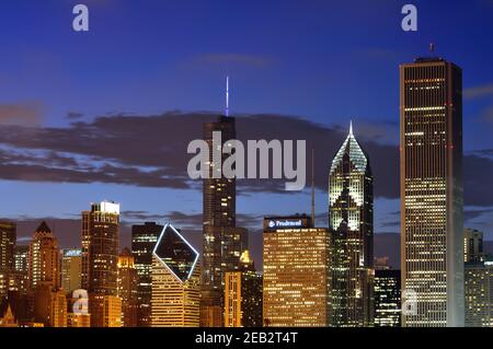 Chicago, Illinois, USA. Ein Teil der North Loop Skyline, wenn die Dämmerung über die Stadt fällt, während die Sonne hinter der Wolkendecke untergeht. Stockfoto