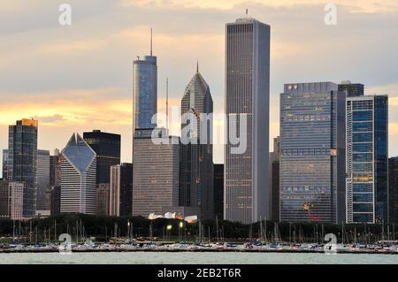 Ein Teil der North Loop Skyline, wenn die Dämmerung über die Stadt abfällt, während die Sonne hinter der Wolkendecke untergeht. Stockfoto