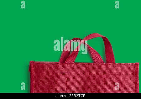 Rote Baumwolltasche auf colprful Hintergrund mit Kopierer Platz Stockfoto