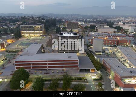 Eine Luftaufnahme des Simpson Tower und der Salazar Hall im Cal State LA, Donnerstag, 11. Februar 2021, in Los Angeles. Stockfoto