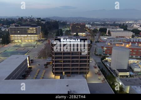 Eine Luftaufnahme des Simpson Tower und der Salazar Hall im Cal State LA, Donnerstag, 11. Februar 2021, in Los Angeles. Stockfoto