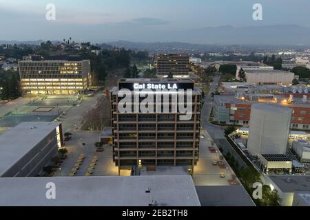 Eine Luftaufnahme des Simpson Tower und der Salazar Hall im Cal State LA, Donnerstag, 11. Februar 2021, in Los Angeles. Stockfoto