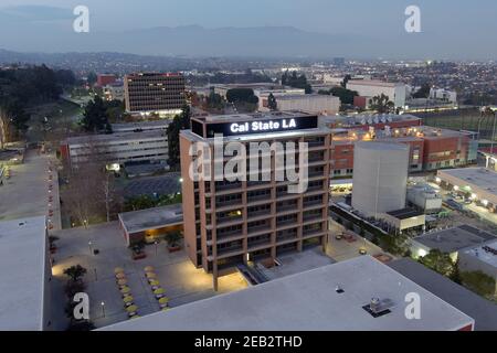 Eine Luftaufnahme des Simpson Tower und der Salazar Hall im Cal State LA, Donnerstag, 11. Februar 2021, in Los Angeles. Stockfoto