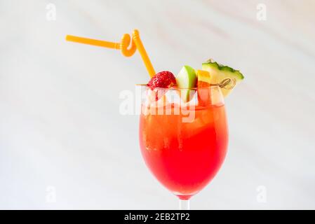 Erfrischender gemischter Sommerfrucht-Punsch-Cocktail-Drink im Glas Stockfoto