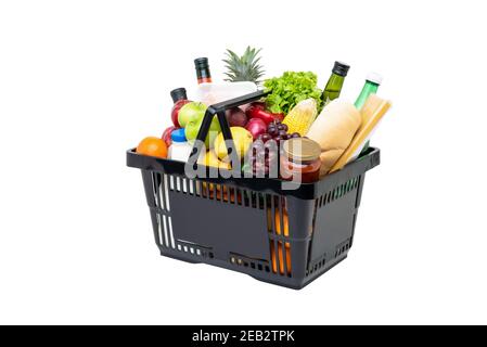 Schwarzer Kunststoff-Lebensmittelkorb voll von gesunden Früchten, Gemüse und Zutaten in weiß isoliert Studio Hintergrund Stockfoto