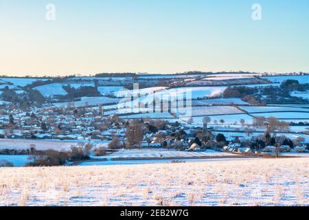 Long Compton und Warwickshire Landschaft im Schnee bei Sonnenaufgang. Warwickshire / Oxfordshire Grenze, Long Compton, England Stockfoto