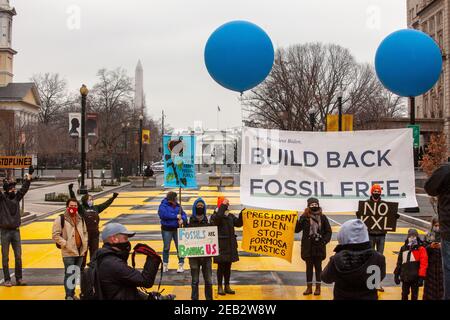 Washington, DC, USA, 11. Februar 2021. Im Bild: Die Demonstranten auf der Build Back Fossil Free Kundgebung und dem marsch zeigen Schilder und Banner an Präsident Biden auf dem Black Lives Matter Plaza, mit dem Weißen Haus im Hintergrund. Die Veranstaltung wurde von Shutdown DC gesponsert und forderte Präsident Biden auf, den Bau von Ölpipelines zu stoppen, das Fracking von Erdgas zu beenden und die amerikanische Wirtschaft wieder aufzubauen, ohne fossile Brennstoffe zu verwenden. Kredit: Allison C Bailey/Alamy Live Nachrichten Stockfoto