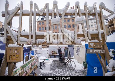 Nürnberg, Deutschland. Februar 2021, 09th. Das "Klima-Camp" steht über dem Eingang zum Camp im Stadtzentrum. Trotz eisiger Temperaturen halten sich Klimaaktivisten im Camp aus. Seit September demonstrieren sie mit einer kontinuierlichen Mahnwache in Sichtweite des Rathauses für mehr Klimaschutz. Quelle: Daniel Karmann/dpa/Alamy Live News Stockfoto