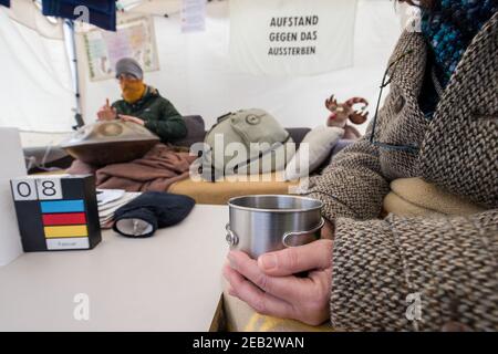 Nürnberg, Deutschland. Februar 2021, 09th. Die Klimaaktivisten Doro und Andre sitzen im "Climate Cafe" im Klimacamp in der Innenstadt. Trotz eisiger Temperaturen bleiben Klimaaktivisten im Lager bestehen. Seit September demonstrieren sie mit einer kontinuierlichen Mahnwache in Sichtweite des Rathauses für mehr Klimaschutz. Quelle: Daniel Karmann/dpa/Alamy Live News Stockfoto