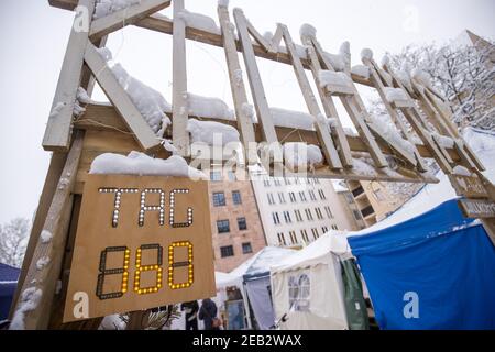 Nürnberg, Deutschland. Februar 2021, 09th. Am Eingang des Camps in der Innenstadt stehen das Klima-Camp und der Tag 160. Trotz eisiger Temperaturen halten sich Klimaaktivisten im Camp aus. Seit September demonstrieren sie mit einer kontinuierlichen Mahnwache in Sichtweite des Rathauses für mehr Klimaschutz. Quelle: Daniel Karmann/dpa/Alamy Live News Stockfoto