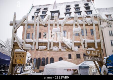 Nürnberg, Deutschland. Februar 2021, 09th. Das "Klima-Camp" steht über dem Eingang zum Camp im Stadtzentrum. Trotz eisiger Temperaturen halten sich Klimaaktivisten im Camp aus. Seit September demonstrieren sie mit einer kontinuierlichen Mahnwache in Sichtweite des Rathauses für mehr Klimaschutz. Quelle: Daniel Karmann/dpa/Alamy Live News Stockfoto