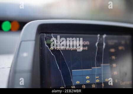 Abgenutzte digitale Verbrauchsanzeige auf dem Armaturenbrett eines Autos Stockfoto