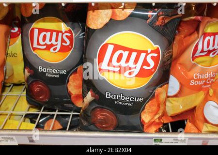 Lays Grill Chips Schuss Nahaufnahme auf einem Metallregal in einem Lebensmittelgeschäft in Hutchinson Kansas USA, die hell und bunt ist. Stockfoto