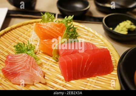 Nahaufnahme verschiedene Sashimi serviert auf Holzplatte - Lachs, Thunfisch und Hamachi Fisch Stockfoto