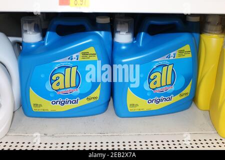 ALLE Waschmittel in einem blauen Behälter mit einem bunten Etikett erschossen Nahaufnahme in einem Walmart in Hutchinson Kansas USA. Stockfoto