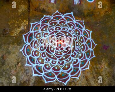 Rangoli mit Öllampen reiche Farben auf der glückverheißenden Anlass der indischen Festivals gezeichnet. Diya Öllampen beleuchtet auf bunten Rrangoli. Stockfoto