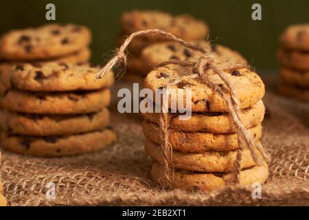 Rustikaler Charme: Frisch Gebackene Schokoladen-Chip-Cookies Stockfoto