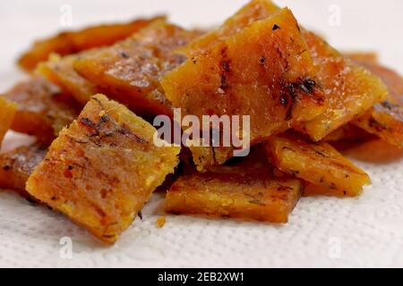 Nahaufnahme von kohlegrilliertem chinesischem Bakkwa aus Hühnerfleisch. Ähnlich wie ruckartig, ist dies eine beliebte Delikatesse, die während des chinesischen Neujahrs gegessen wird. Stockfoto