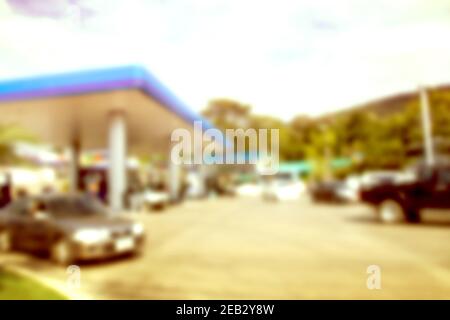 Verschwommener Hintergrund der Tankstelle mit Vintage-Ton. Hintergrund für den Einsatz Stockfoto