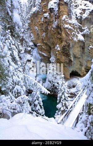 Ein Winterspaziergang durch den Johnston Canyon im Banff National Park, Alberta, Kanada Stockfoto