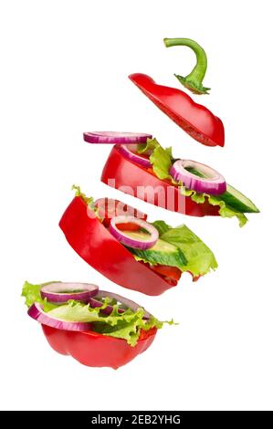 Salat in weiß isoliert - rote Tomaten, Pfeffer, Gurke, Draufsicht. Stockfoto