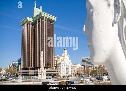 Denkmal von Christoph Kolumbus, das während des goldenen Sonnenuntergangs auf Amerika zeigt In Barcelona Stockfoto