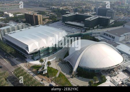 Eine Luftaufnahme der Anaheim Convention Center Arena, Mittwoch, 10. Februar 2021, in Anaheim, Calif. Die Anlage wird als Indoor-Volleyball V dienen Stockfoto