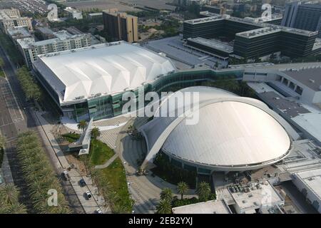 Eine Luftaufnahme der Anaheim Convention Center Arena, Mittwoch, 10. Februar 2021, in Anaheim, Calif. Die Anlage wird als Indoor-Volleyball V dienen Stockfoto