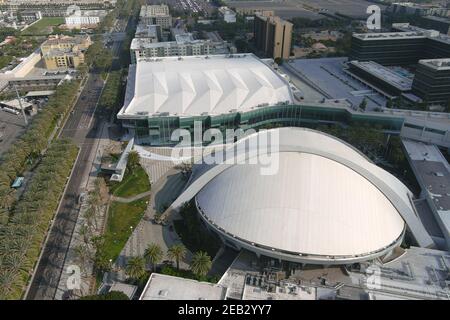 Eine Luftaufnahme der Anaheim Convention Center Arena, Mittwoch, 10. Februar 2021, in Anaheim, Calif. Die Anlage wird als Indoor-Volleyball V dienen Stockfoto