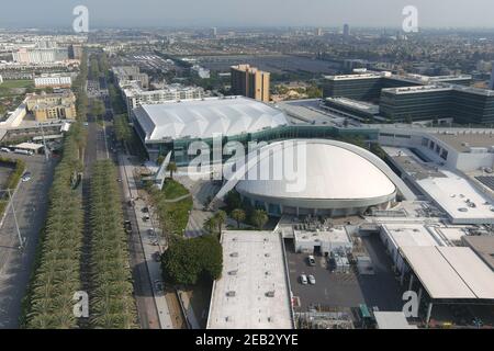 Eine Luftaufnahme der Anaheim Convention Center Arena, Mittwoch, 10. Februar 2021, in Anaheim, Calif. Die Anlage wird als Indoor-Volleyball V dienen Stockfoto