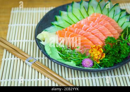 Sushi-Set (Kombi). Traditionelle japanische Küche, erstklassige Sashimi in eleganter Umgebung. Stockfoto