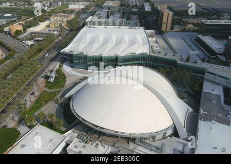 Eine Luftaufnahme der Anaheim Convention Center Arena, Mittwoch, 10. Februar 2021, in Anaheim, Calif. Die Anlage wird als Indoor-Volleyball V dienen Stockfoto