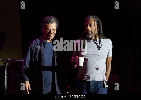 Datei Foto vom 01. Juli 2012 von Bobby McFerrin (R) und Chick Corea treten beim Montreux Jazz Festival in der Schweiz auf. Chick Corea, ein herausragender Jazzpianist mit einem atemberaubenden Grammy Award 23, der die Grenzen des Genres durchsetzte und mit Miles Davis und Herbie Hancock arbeitete, ist gestorben. Er war 79 Jahre alt. Foto von Loona/ABACAPRESS.COM Stockfoto