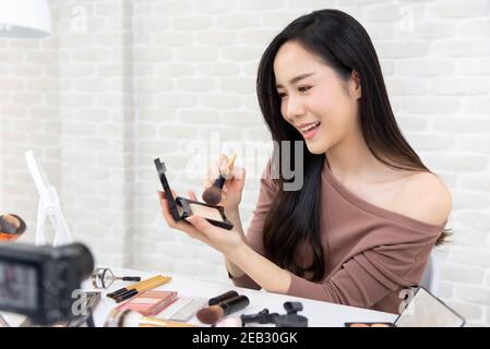 Junge schöne asiatische Frau Schönheit vlogger Aufnahme machen Tutorial Auf sozialen Medien teilen Stockfoto