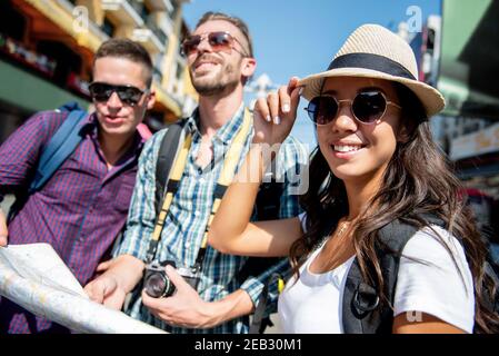 Gruppe von multiethnischen Touristen Rucksacktouristen Freunde Reisen in Bangkok Thailand Im Sommerurlaub Stockfoto