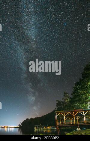 Nachtsterne Über Dem See. Milchstraße Galaxie Und Natürliche Sternenhimmel Hintergrund Landschaft Stockfoto