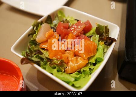 Nahaufnahme gemischter Sashimi-Salat - Lachs, Thunfisch und Hamachi-Fisch Stockfoto